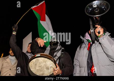 Londres, Royaume-Uni. 15 novembre 2023. Des manifestants pro-palestiniens assistent à un rassemblement d'urgence pour la Palestine devant le Parlement à l'occasion d'un vote à la Chambre des communes sur l'opportunité d'appeler ou non à un cessez-le-feu à Gaza. Le rassemblement était organisé par Palestine Solidarity Campaign (PSC), Stop the War Coalition, Friends of Al-Aqsa, Muslim Association of Britain, Palestinian Forum in Britain et CND. Crédit : Mark Kerrison/Alamy Live News Banque D'Images