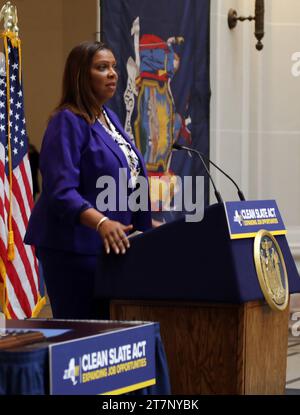 NEW YORK, NY- NOVEMBRE 16 : le procureur général de l'État de New York, Leticia James, photographié en tant que gouverneur de New York, Kathy Hochul, signe le Clean Slate Act qui scelle certains casiers judiciaires et permet aux individus de chercher un emploi, un logement et des possibilités d'éducation afin qu'ils puissent améliorer leur vie. Les dossiers des personnes condamnées pour délit seront scellés après trois ans et ceux de certaines condamnations pour crime, huit ans après leur libération le 16 novembre 2023 au Brooklyn Museum de New York. Copyright : xChrisxMoorex crédit : Imago/Alamy Live News Banque D'Images