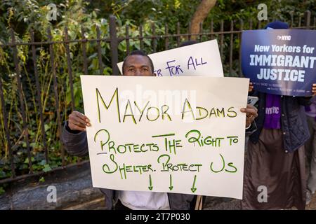 NEW YORK, NEW YORK - 16 NOVEMBRE : les manifestants défilent lors d'un rassemblement et « dorment » devant la résidence officielle du maire de Gracie, Eric Adams, l'exhortant à cesser d'attaquer la politique de droit au logement de la ville le 16 novembre 2023 à New York. L'administration Adam a limité les séjours en refuge pour les familles immigrées et a récemment annoncé qu'elle commencerait à distribuer des tentes aux demandeurs d'asile nouvellement arrivés, au lieu d'offrir un hébergement. (Photo de Michael Nigro/Sipa USA) crédit : SIPA USA/Alamy Live News Banque D'Images