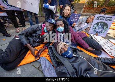 NEW YORK, NEW YORK - NOVEMBRE 16 : les manifestants sont assis sur des sacs de couchage lors d'un rassemblement et « dorment » devant Gracie Mansion, résidence officielle du maire de New York Eric Adams, l'exhortant à cesser d'attaquer la politique du droit au logement de la ville le 16 novembre 2023 à New York. L'administration Adam a limité les séjours en refuge pour les familles immigrées et a récemment annoncé qu'elle commencerait à distribuer des tentes aux demandeurs d'asile nouvellement arrivés, au lieu d'offrir un hébergement. (Photo de Michael Nigro/Sipa USA) crédit : SIPA USA/Alamy Live News Banque D'Images