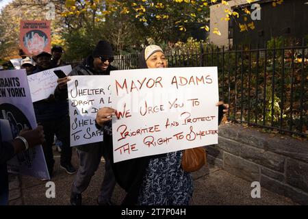 NEW YORK, NEW YORK - 16 NOVEMBRE : les manifestants défilent lors d'un rassemblement et « dorment » devant la résidence officielle du maire de Gracie, Eric Adams, l'exhortant à cesser d'attaquer la politique de droit au logement de la ville le 16 novembre 2023 à New York. L'administration Adam a limité les séjours en refuge pour les familles immigrées et a récemment annoncé qu'elle commencerait à distribuer des tentes aux demandeurs d'asile nouvellement arrivés, au lieu d'offrir un hébergement. (Photo de Michael Nigro/Sipa USA) crédit : SIPA USA/Alamy Live News Banque D'Images