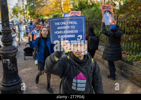 NEW YORK, NEW YORK - 16 NOVEMBRE : les manifestants défilent lors d'un rassemblement et « dorment » devant la résidence officielle du maire de Gracie, Eric Adams, l'exhortant à cesser d'attaquer la politique de droit au logement de la ville le 16 novembre 2023 à New York. L'administration Adam a limité les séjours en refuge pour les familles immigrées et a récemment annoncé qu'elle commencerait à distribuer des tentes aux demandeurs d'asile nouvellement arrivés, au lieu d'offrir un hébergement. (Photo de Michael Nigro/Sipa USA) crédit : SIPA USA/Alamy Live News Banque D'Images