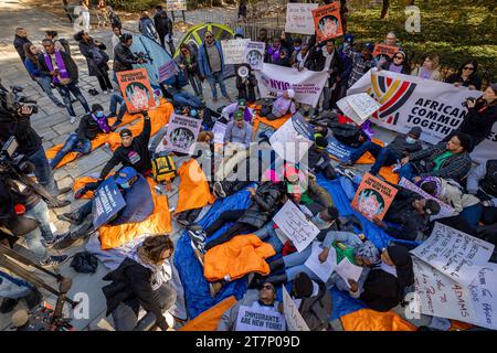 NEW YORK, NEW YORK - NOVEMBRE 16 : des manifestants couchés sur le sol en chantant lors d'un rassemblement et « dormant » à l'extérieur de Gracie Mansion, résidence officielle du maire de New York Eric Adams, l'exhortant à cesser d'attaquer la politique du droit au logement de la ville le 16 novembre 2023 à New York. L'administration Adam a limité les séjours en refuge pour les familles immigrées et a récemment annoncé qu'elle commencerait à distribuer des tentes aux demandeurs d'asile nouvellement arrivés, au lieu d'offrir un hébergement. (Photo de Michael Nigro/Sipa USA) crédit : SIPA USA/Alamy Live News Banque D'Images