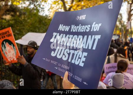 NEW YORK, NEW YORK - 16 NOVEMBRE : les manifestants défilent lors d'un rassemblement et « dorment » devant la résidence officielle du maire de Gracie, Eric Adams, l'exhortant à cesser d'attaquer la politique de droit au logement de la ville le 16 novembre 2023 à New York. L'administration Adam a limité les séjours en refuge pour les familles immigrées et a récemment annoncé qu'elle commencerait à distribuer des tentes aux demandeurs d'asile nouvellement arrivés, au lieu d'offrir un hébergement. (Photo de Michael Nigro/Sipa USA) crédit : SIPA USA/Alamy Live News Banque D'Images