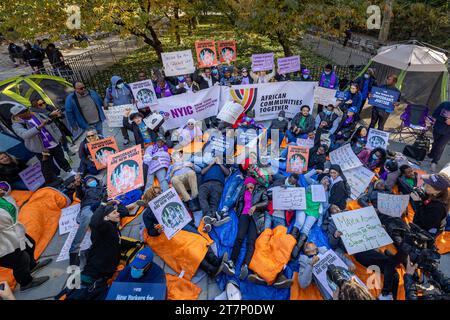 NEW YORK, NEW YORK - NOVEMBRE 16 : des manifestants couchés sur le sol en chantant lors d'un rassemblement et « dormant » à l'extérieur de Gracie Mansion, résidence officielle du maire de New York Eric Adams, l'exhortant à cesser d'attaquer la politique du droit au logement de la ville le 16 novembre 2023 à New York. L'administration Adam a limité les séjours en refuge pour les familles immigrées et a récemment annoncé qu'elle commencerait à distribuer des tentes aux demandeurs d'asile nouvellement arrivés, au lieu d'offrir un hébergement. (Photo de Michael Nigro/Sipa USA) crédit : SIPA USA/Alamy Live News Banque D'Images