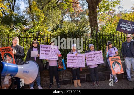 NEW YORK, NEW YORK - NOVEMBRE 16 : les manifestants défilent avec des pancartes lors d'un rassemblement et « dorment » devant la résidence officielle du maire de Gracie, Eric Adams, l'exhortant à cesser d'attaquer la politique de droit au logement de la ville le 16 novembre 2023 à New York. L'administration Adam a limité les séjours en refuge pour les familles immigrées et a récemment annoncé qu'elle commencerait à distribuer des tentes aux demandeurs d'asile nouvellement arrivés, au lieu d'offrir un hébergement. (Photo de Michael Nigro/Sipa USA) crédit : SIPA USA/Alamy Live News Banque D'Images