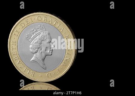 Un bimétallique de 1997 £ 2 avec une erreur de frappe. Il manque un gros morceau de joue de la reine Elizabeth II Banque D'Images