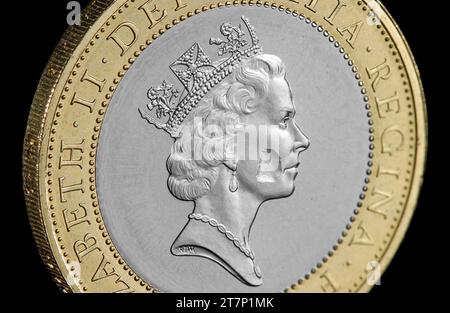 Un bimétallique de 1997 £ 2 avec une erreur de frappe. Il manque un gros morceau de joue de la reine Elizabeth II Banque D'Images