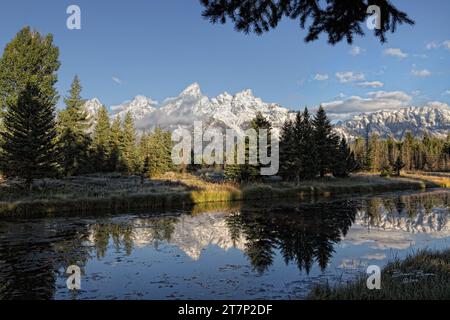 Une vue matinale de la chaîne de montagnes Teton depuis Schwabacher Landing dans le parc national de Grand Teton. Banque D'Images