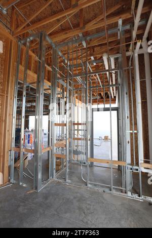 Installation de conduits en acier dans un nouvel immeuble de bureaux. Banque D'Images