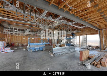 Installation de conduits en acier dans un nouvel immeuble de bureaux. Banque D'Images