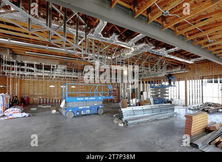 Installation de conduits en acier dans un nouvel immeuble de bureaux. Banque D'Images