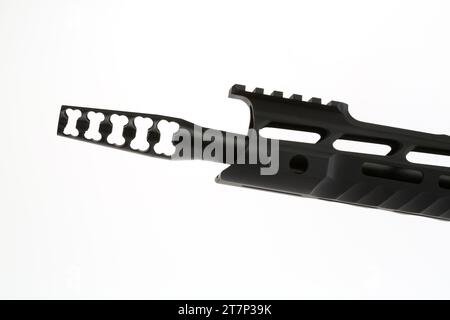Canon de fusil d'assaut AR 15, avec suppresseur de flash attaché, isolé sur fond blanc dans le studio. Banque D'Images