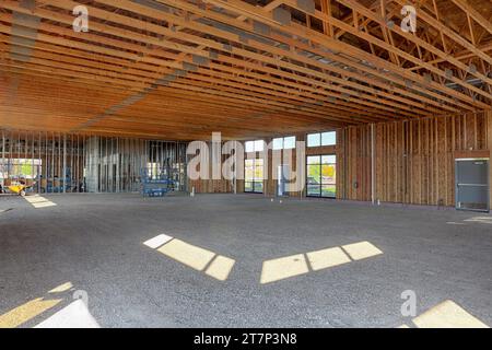 Construction de poteaux en bois et en acier à l'intérieur d'un nouveau centre commercial de bande. Banque D'Images