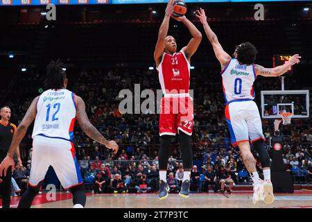 Milan, Italie. 16 novembre 2023. Devon Hall (EA7 Emporio Armani Olimpia Milano) contrecarré par Shane Larkin (Anadolu Efes Istanbul) lors de EA7 Emporio Armani Milano vs Anadolu Efes Istanbul, match de basket Euroleague à Milan, Italie, novembre 16 2023 crédit : Independent photo Agency/Alamy Live News Banque D'Images