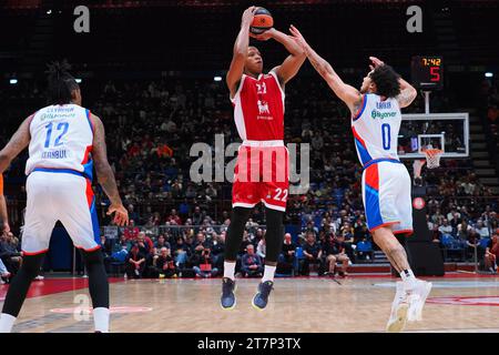 Milan, Italie. 16 novembre 2023. Devon Hall (EA7 Emporio Armani Olimpia Milano) contrecarré par Shane Larkin (Anadolu Efes Istanbul) lors de EA7 Emporio Armani Milano vs Anadolu Efes Istanbul, match de basket Euroleague à Milan, Italie, novembre 16 2023 crédit : Independent photo Agency/Alamy Live News Banque D'Images