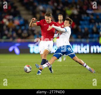 Oslo, Norvège. 16 novembre 2023. Oslo, Norvège, 16 novembre 2023 : Sander Berge (8 Norvège) et Gunnar Vatnhamar (16 Îles Féroé) se disputent le ballon lors du match amical international de football entre la Norvège et les Îles Féroé au stade Ullevaal d'Oslo, Norvège. (Ane Frosaker/SPP) crédit : SPP Sport Press photo. /Alamy Live News Banque D'Images