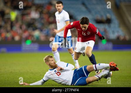 Oslo, Norvège. 16 novembre 2023. Oslo, Norvège, 16 novembre 2023 : Odmar Faero (15 îles Féroé) et Hugo Vegard Vetlesen (16 Norvège) se disputent le ballon lors du match amical international de football entre la Norvège et les îles Féroé au stade Ullevaal d'Oslo, Norvège. (Ane Frosaker/SPP) crédit : SPP Sport Press photo. /Alamy Live News Banque D'Images