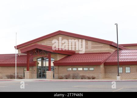 L'extérieur de la nouvelle école élémentaire Snake River à Rigby, Idaho, montrant les portes d'entrée/sortie, et la façade moderne. Banque D'Images