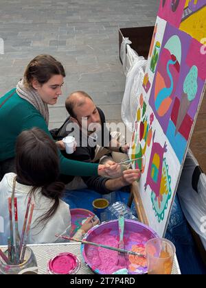 Projet artistique de rue créé par ArteBrije Studio en collaboration avec des enfants immigrés à Saragosse, Espagne Banque D'Images