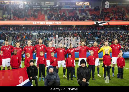 Oslo, Norvège. 16 novembre 2023. Oslo, Norvège, 16 novembre 2023 : joueurs de Norvège lors de l'hymne national avant le match amical international de football entre la Norvège et les îles Féroé au stade Ullevaal d'Oslo, Norvège. (Ane Frosaker/SPP) crédit : SPP Sport Press photo. /Alamy Live News Banque D'Images