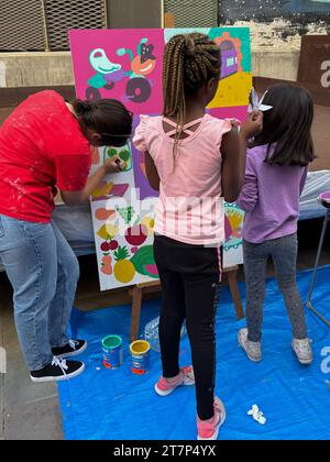 Projet artistique de rue créé par ArteBrije Studio en collaboration avec des enfants immigrés à Saragosse, Espagne Banque D'Images