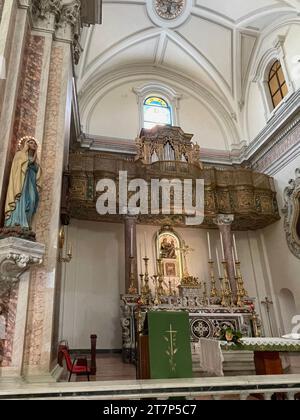 Manduria, Italie. Intérieur de l'église de S. Marie de Constantinople. Le maître-autel avec un orgue en bois et une statue du saint patron. Banque D'Images