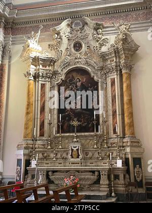 Manduria, Italie. Intérieur de l'église baroque Sainte-Marie de Constantinople du 17e siècle. Autel dédié à notre Dame de consolation. Banque D'Images