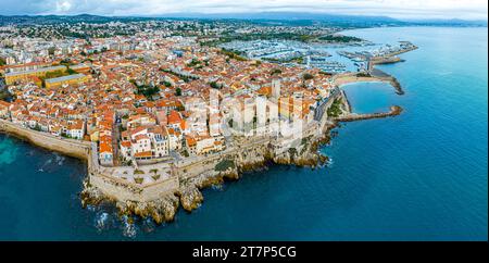 Vue aérienne d'Antibes, une station balnéaire entre Cannes et Nice sur la Côte d'Azur, France Banque D'Images