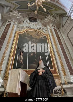 Manduria, Italie. Intérieur de l'église Sainte-Marie de Constantinople du 17e siècle. L'autel de la Croix, avec la statue de notre-Dame de la douleur. Banque D'Images