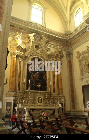 Manduria, Italie. Intérieur de l'église baroque Sainte-Marie de Constantinople du 17e siècle. Autel dédié à notre Dame de consolation. Banque D'Images