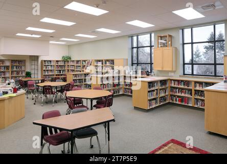 Le centre des médias et la bibliothèque dans un lycée public moderne. Banque D'Images