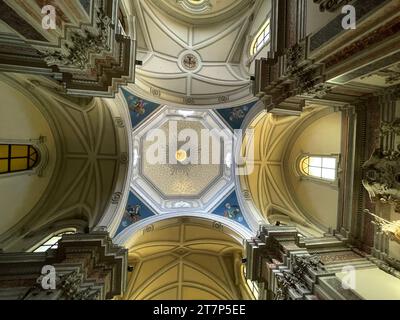 Manduria, Italie. Intérieur de l'église baroque Sainte-Marie de Constantinople du 17e siècle. L'œil de la Providence rendu artistiquement sur le dôme. Banque D'Images