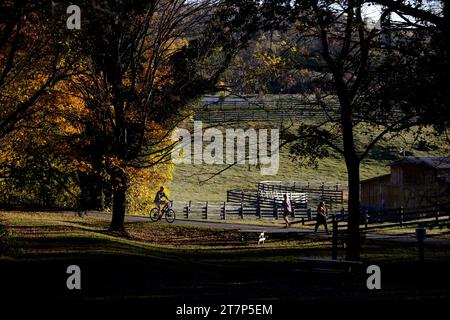 Les cyclistes et les marcheurs profitent d'une chaude journée d'automne sur le populaire Virginia Creeper Trail à Abingdon, en Virginie. Banque D'Images