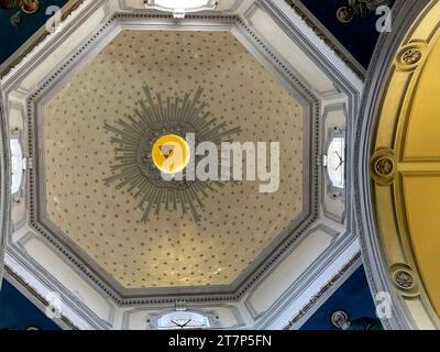 Manduria, Italie. Intérieur de l'église baroque Sainte-Marie de Constantinople du 17e siècle. L'œil de la Providence rendu artistiquement sur le dôme. Banque D'Images