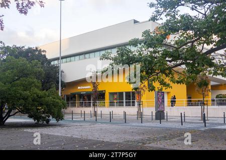 rue Alameda d'Oceanos, Parque de Nações, Lisbonne, Portugal le 15 novembre 2023, entrée du restaurant McDonalds Banque D'Images