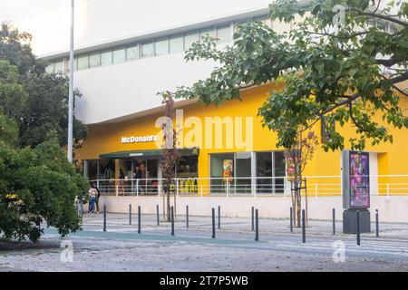 rue Alameda d'Oceanos, Parque de Nações, Lisbonne, Portugal le 15 novembre 2023, entrée du restaurant McDonalds Banque D'Images