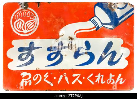 tokyo, japon - septembre 13 2023 : photo macro d'un panneau publicitaire en métal rouillé vintage orange de l'ère Showa orné d'un tube de peinture illustré, Th Banque D'Images