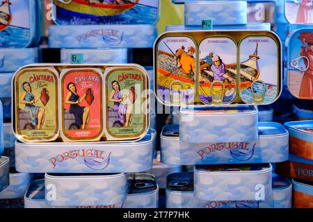 Symboles du Portugal, boîtes de sardine portugaise vintage fantaisie, souvenirs, marché Bolhao, Porto, Portugal Banque D'Images