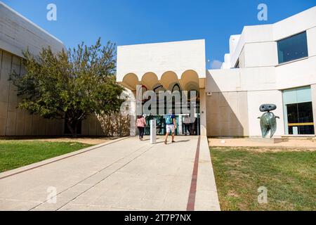 Visiteurs au musée d'art, marchant devant Fundació Joan Miró, Fondation Joan Miro, entrée, Montjuïc, Barcelone, Catalogne, Espagne Banque D'Images