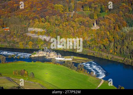 Luftbild, Naherholungsgebiet Hohenstein, Wasserwerk Hohenstein am Fluss Ruhr im Ruhrtal und das Bergerdenkmal im herbstlichen Wald mit Laubbäumen in leuchtenden Herbstfarben, Witten, Ruhrgebiet, Nordrhein-Westfalen, Deutschland ACHTUNGxMINDESTHEUTHONORARx60xview locale travaux hydrauliques Hohenstein à la rivière Ruhr dans la vallée de la Ruhr et le monument Berger dans la forêt d'automne avec des arbres à feuilles caduques aux couleurs vives de l'automne, Witten, région de la Ruhr, Rhénanie du Nord-Westphalie, Allemagne ACHTUNGxMINDESTHONORARx60xEURO Banque D'Images