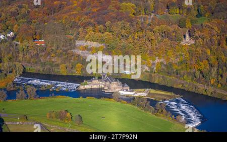 Luftbild, Naherholungsgebiet Hohenstein, Wasserwerk Hohenstein am Fluss Ruhr im Ruhrtal und das Bergerdenkmal im herbstlichen Wald mit Laubbäumen in leuchtenden Herbstfarben, Witten, Ruhrgebiet, Nordrhein-Westfalen, Deutschland ACHTUNGxMINDESTHEUTHONORARx60xview locale travaux hydrauliques Hohenstein à la rivière Ruhr dans la vallée de la Ruhr et le monument Berger dans la forêt d'automne avec des arbres à feuilles caduques aux couleurs vives de l'automne, Witten, région de la Ruhr, Rhénanie du Nord-Westphalie, Allemagne ACHTUNGxMINDESTHONORARx60xEURO Banque D'Images