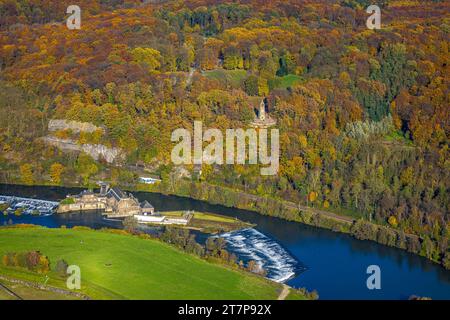 Luftbild, Naherholungsgebiet Hohenstein, Wasserwerk Hohenstein am Fluss Ruhr im Ruhrtal und das Bergerdenkmal im herbstlichen Wald mit Laubbäumen in leuchtenden Herbstfarben, Witten, Ruhrgebiet, Nordrhein-Westfalen, Deutschland ACHTUNGxMINDESTHEUTHONORARx60xview locale travaux hydrauliques Hohenstein à la rivière Ruhr dans la vallée de la Ruhr et le monument Berger dans la forêt d'automne avec des arbres à feuilles caduques aux couleurs vives de l'automne, Witten, région de la Ruhr, Rhénanie du Nord-Westphalie, Allemagne ACHTUNGxMINDESTHONORARx60xEURO Banque D'Images