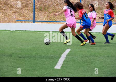 bom jesus da serra, bahia, brésil - 6 novembre 2023 : on voit des filles jouer au football sur un terrain en gazon synthétique. Banque D'Images