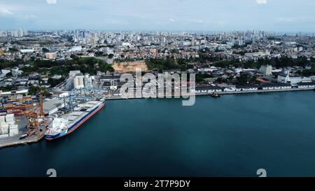 salvador, bahia, brésil - 6 novembre 2023 : vue du port de la ville de Salavdor. Banque D'Images