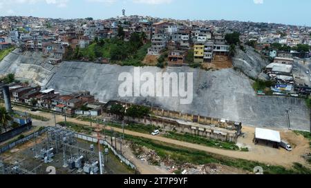 salvador, bahia, brésil - 29 octobre 2023 : vue d'un mur de maçonnerie pour la protection des collines dans la ville de Salvador Banque D'Images
