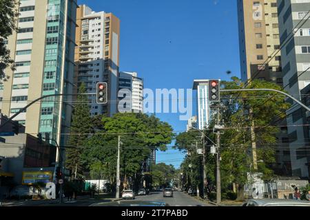 Curitiba, Brésil - 21 avril 2023 : vue panoramique sur la rue, Skyline dans une journée mornig Banque D'Images