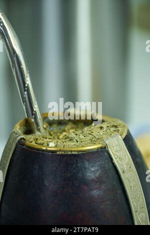 Gros plan de matero avec yerba mate argentin Banque D'Images