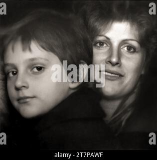 1974 c., ITALIE : le réalisateur italien LEONARDO PIERACCIONI ( né le 17 février 1965 ) alors qu'il était un jeune garçon âgé de 9 ans avec sa mère CARLA NELLI ( née le 15 mars 1940 ) . Photographe inconnu .- HISTOIRE - FOTO STORICHE - REGISTA CINEMATOGRAFICO - FILM - CINÉMA - PORTRAIT - RITRATTO - personalità da Bambino bambini da giovani giovane - personnalité personnalités quand était jeune - INFANZIA - ENFANCE - ADOLESCENT - RAGAZZO - madre - mamma - ITALIA -- ARCHIVIO GBB Banque D'Images