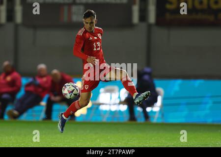 Newport, Royaume-Uni. 16 novembre 2023. Luke Harris du pays de Galles (13) en action. Pays de Galles U21 contre Islande U21, qualification pour le championnat UEFA Euro U21, match du groupe I à Rodney Parade à Newport, pays de Galles du Sud, le jeudi 16 novembre 2023. Usage éditorial uniquement. photo par Andrew Orchard/Andrew Orchard photographie sportive/Alamy Live News crédit : Andrew Orchard photographie sportive/Alamy Live News Banque D'Images